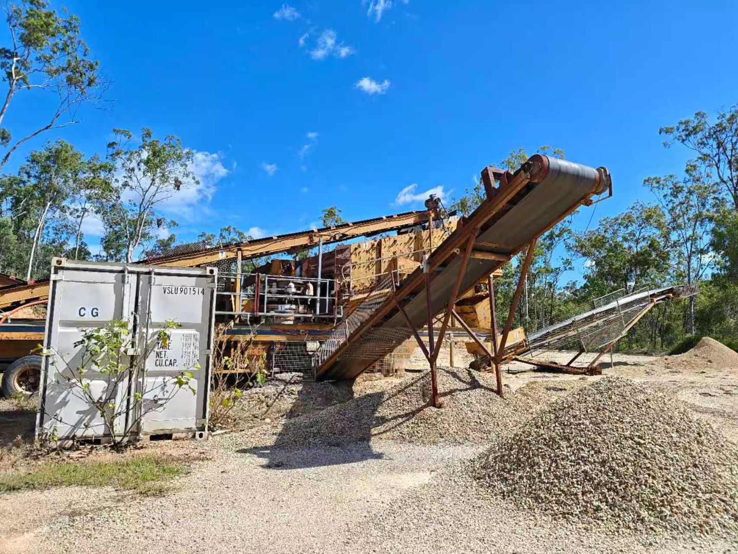 Ore sorting conveyor system